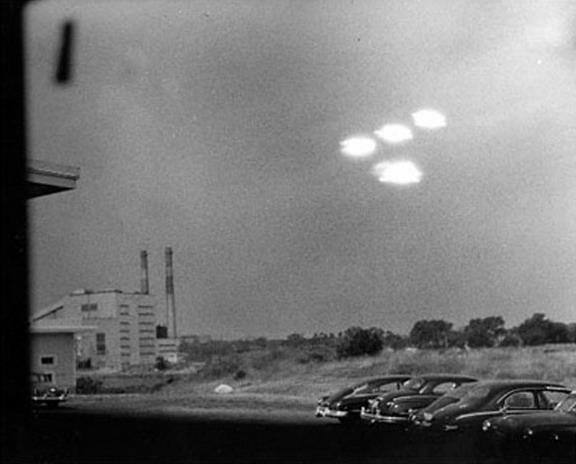 Salem Massachussetts UFOs - US Coast Guard Photo - 1952.jpg