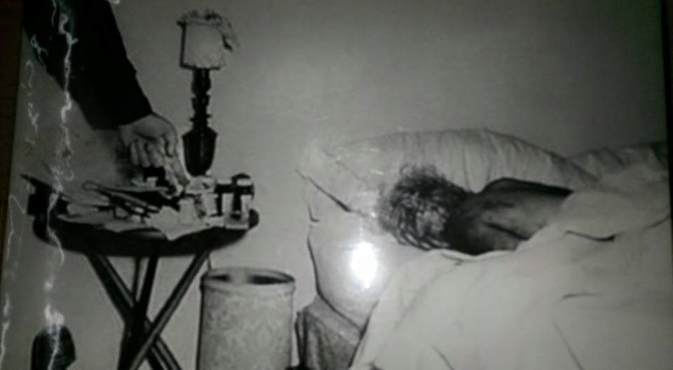 This image has an empty alt attribute; its file name is marilyn-monroe-death-scene-bludgeoned.jpg